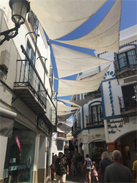 Doeken die schaduw geven in hete stadje Nerja in zuid Spanje