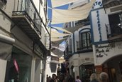 Doeken die schaduw geven in hete stadje Nerja in zuid Spanje - RAAK