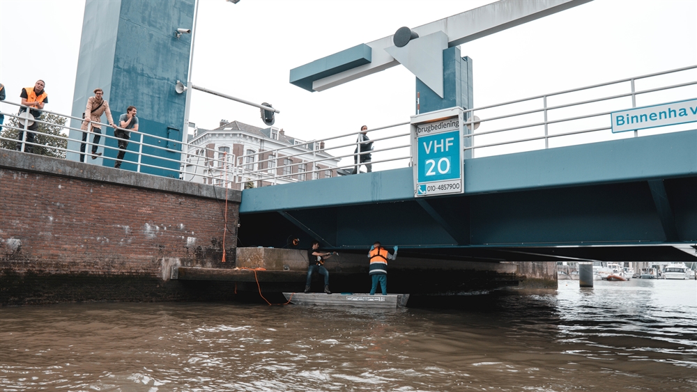 Plaatsen van sensoren op de binnenhavenbrug in Rotterdam