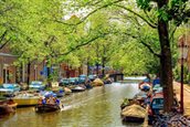 Stedelijk water met groen
