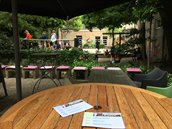 terras met schoollplein