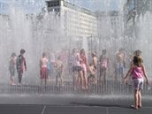 Kinderen zoeken verkoeling bij water