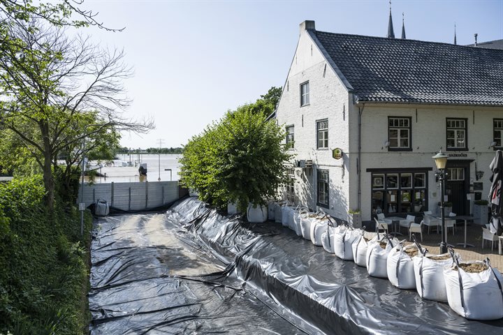 Zandzakken bij pand in Limburgse Steyl tijdens overstroming in zomer 2021