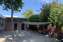 Schaduw op schoolplein
