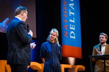 Mare de Wit op het podium tijdens het Deltacongres