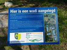 Voorbeeld van een informatiebord bij een wadi