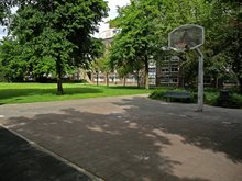 Schaduw op een sportveldje door bomen.